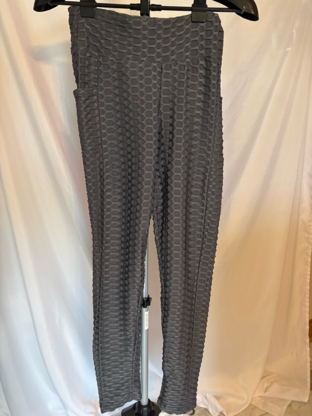 High-Waist Textured Gray Leggings with Side Pockets
